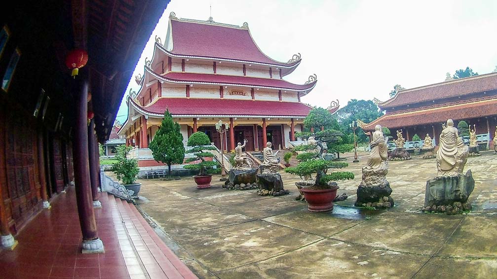 Chùa Khánh Lâm điểm thu hút khách du lịch khi tới Măng Đen